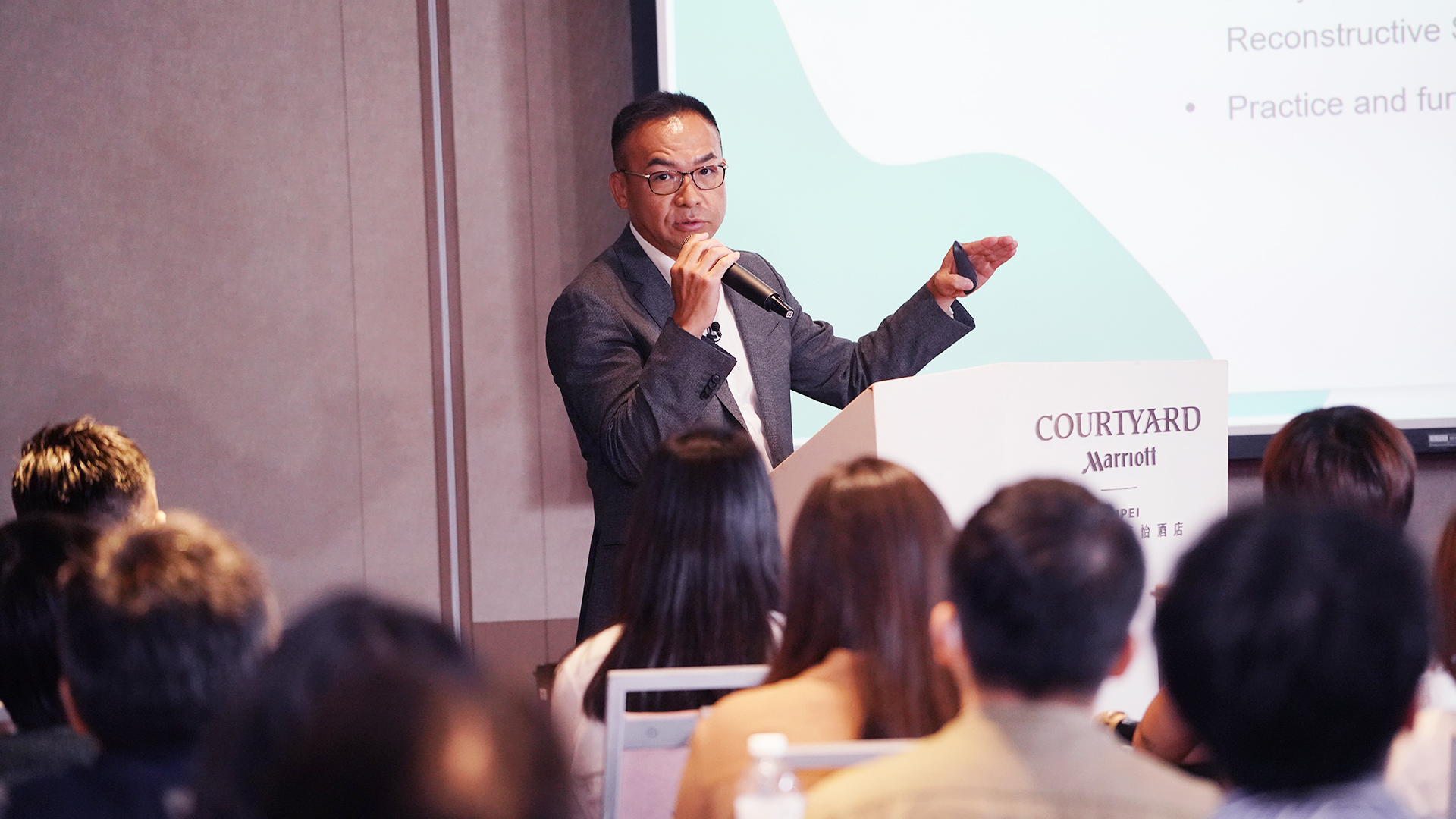 謝醫師受邀分享「醫師面對醫療糾紛，如何預防、溝通」